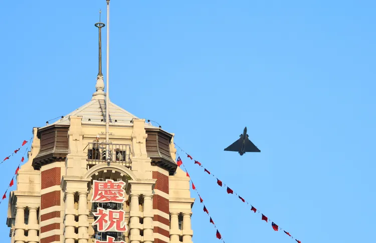 空軍幻象2000戰機與總統府同框。莊宗達攝