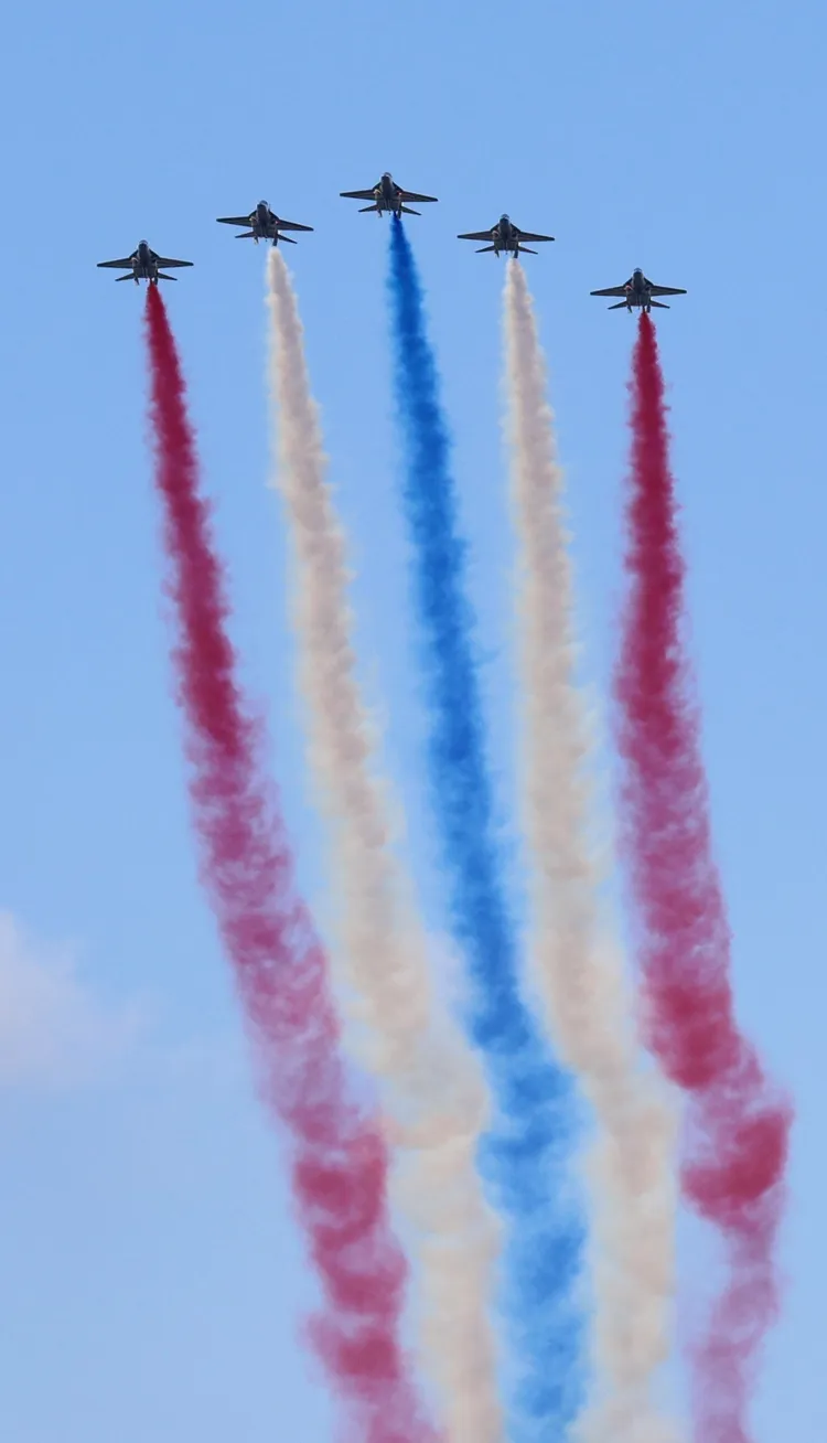 雷虎小組駕駛今年首度換裝的AJT勇鷹高級教練機進行5機編隊，施放紅、白、藍3色彩煙通過總統府上空。莊宗達攝