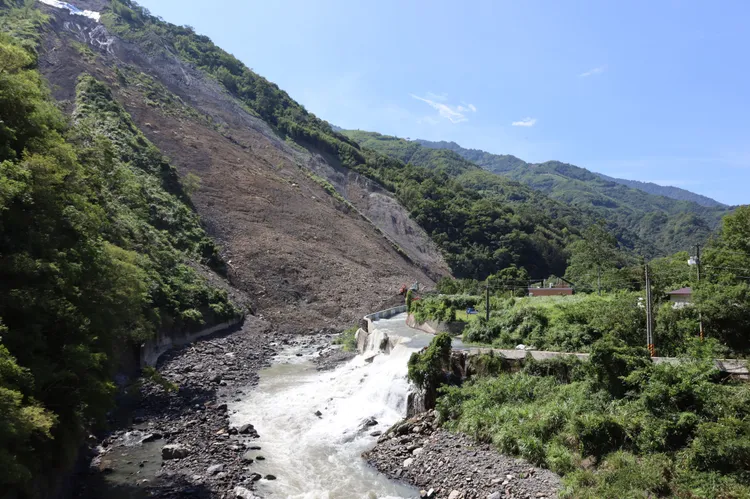 尖石鄉秀巒村控溪部落旁的白石溪右岸邊坡4年前發生崩塌。資料照片