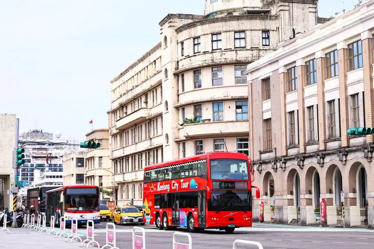 謝國樑期盼基隆市雙層觀光巴士盡早上路。市府提供