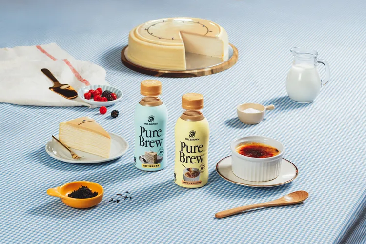 伯朗 Pure Brew 咖啡系列新作-甜點系咖啡 「焦糖烤布蕾風味拿鐵」、「伯爵千層風味拿鐵」，建議售價40元。業者提供