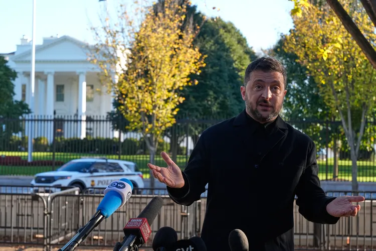 烏克蘭總統澤連斯基會後，只能在白宮外的路邊舉行臨時記者會。美聯社