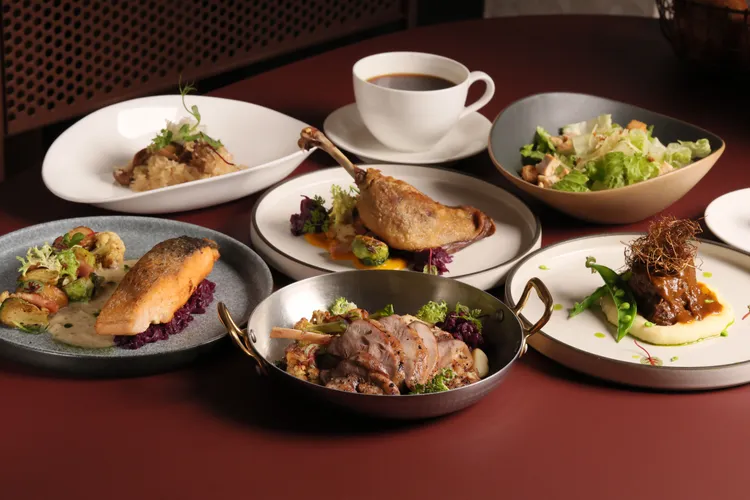 國聯大飯店推899晚間套餐，主餐包含「紅酒燉牛臉頰」、「舒肥豬腱骨」、「油封鴨腿」和「香煎鮭魚佐酸豆奶油醬」擇一，再搭配牛肝菌野菇燉飯、雞肉凱薩沙拉、例湯、甜點及飲品。業者提供