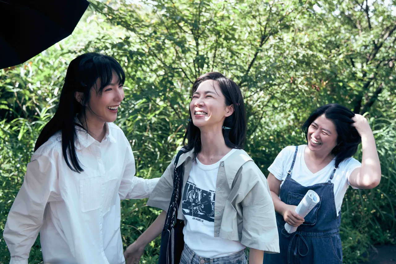楊謹華(左)要在編導嚴藝文(右)面前表演,壓力大到拉肚子,中間是要一起搶后冠的謝盈萱。Netflix提供