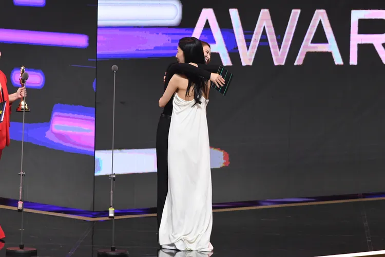 楊謹華（白色裙裝者）在台上激動與林心如擁抱。三立提供