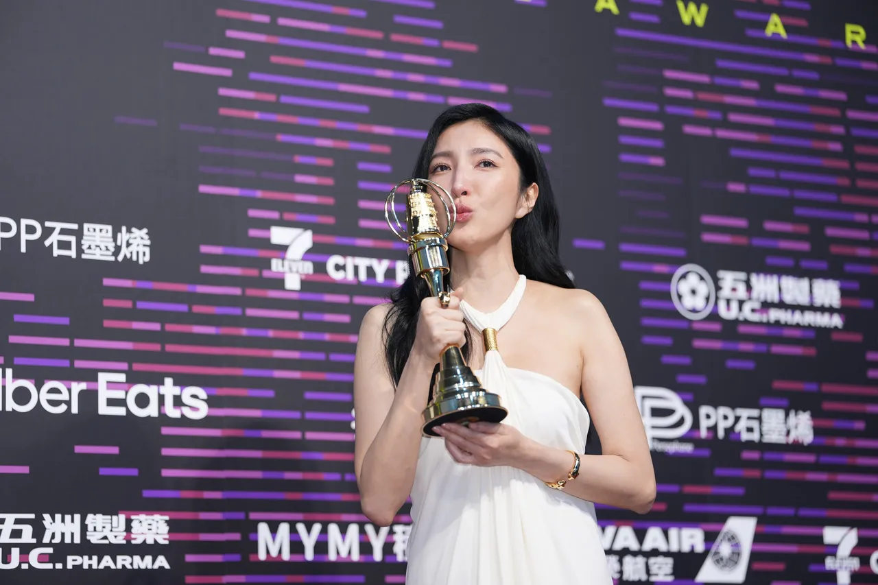 杨谨华开心亲吻奖杯。摄影中心摄