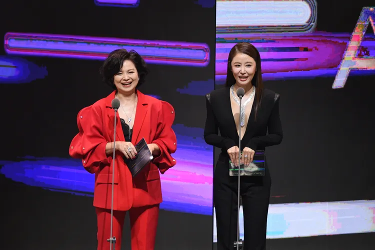 林心以Versace深V領縐紗連身衣穿出女性的帥氣性感。三立提供