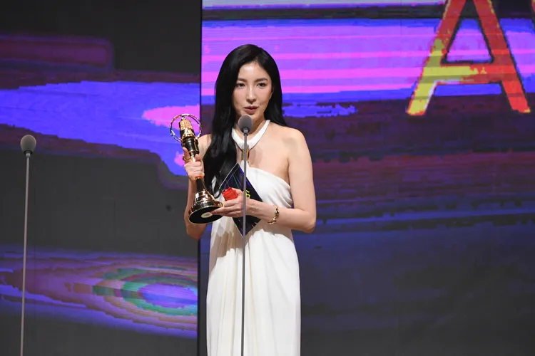 楊謹華以美如希臘女神的造型成功封后。三立提供