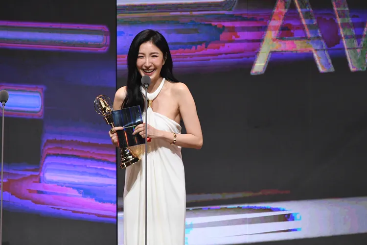 楊謹華的封后戰袍為一襲白色繞頸長洋裝。三立提供