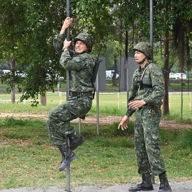 曾子余（左）盡全力進行5百障礙爬竿項目，潘君侖全程陪伴。台視提供