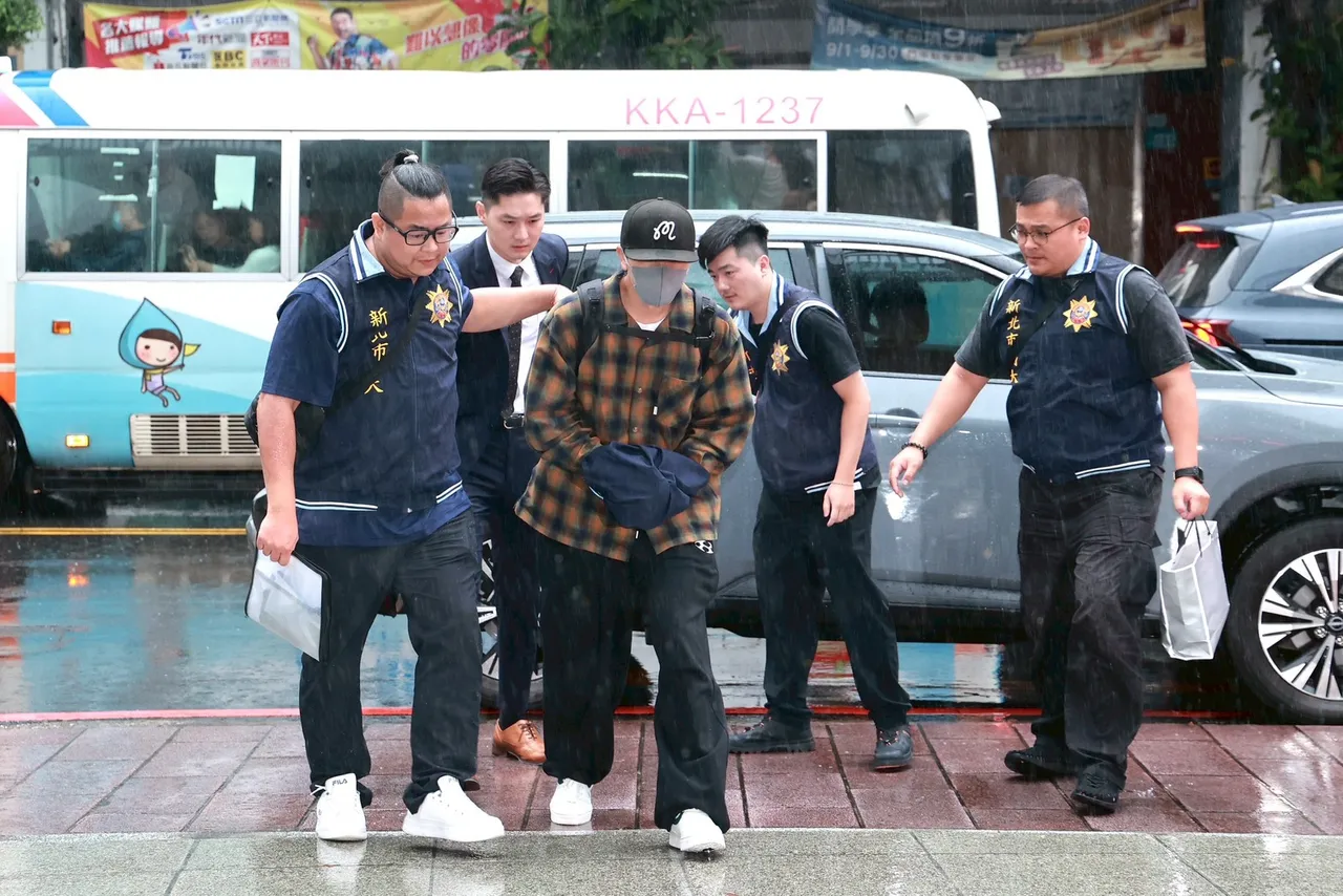 坤达今天6时许从加拿大抵达台湾,随即在桃园机场就被警方带往永和分局侦讯,下车后上铐的他不发一语走入警局。翻摄画面