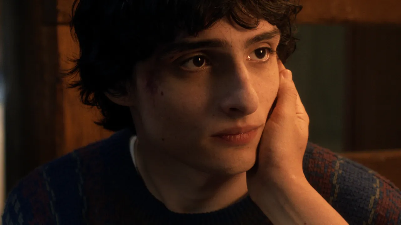 芬恩伍法德饰演的麦克回到领导模式,主动承担起规划行动的责任。Netflix提供