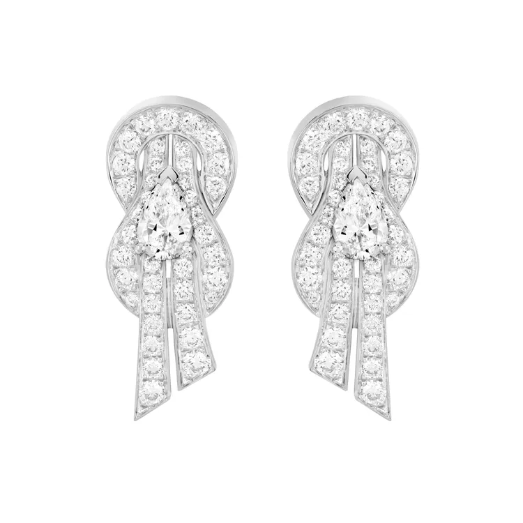 FRED Chance Infinie系列 白金鑽石耳環，鑲嵌梨形切割鑽石。品牌提供