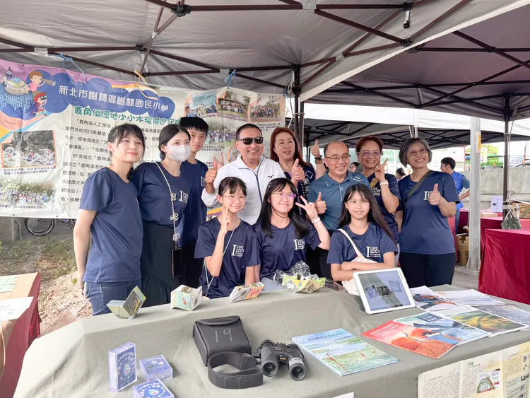 侯友宜與小小志工隊合照感謝他們對水環境的貢獻。水利局提供