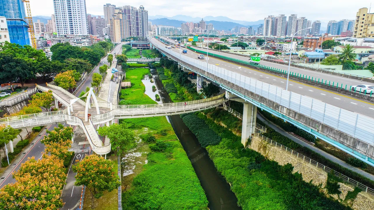 湳仔沟整治完成后绿意盎然,成为都市中的一条绿色廊道。水利局提供