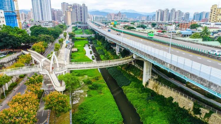 湳仔溝整治完成後綠意盎然，成為都市中的一條綠色廊道。水利局提供
