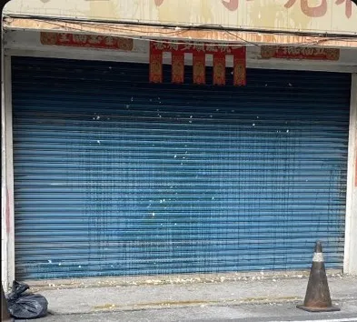 旗山碗粿店虐貓，鐵門遭蛋洗。翻攝threads