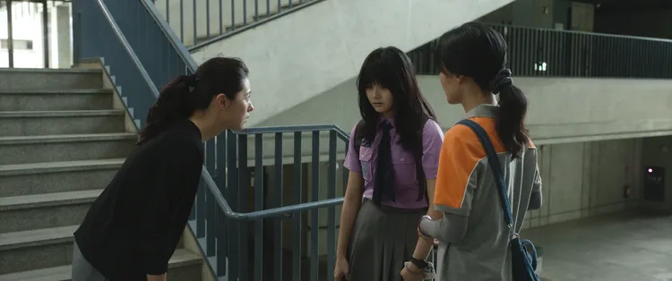 邵奕玫(中)飾演因渴望好成績身心俱疲的若嫣，左為林予晞。本萃電影提供