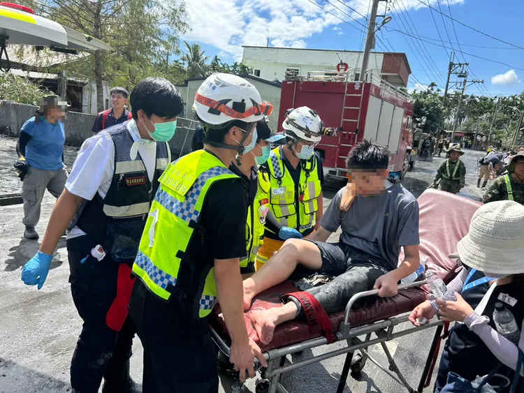 警消將男子救出後緊急送醫治療。消防局提供