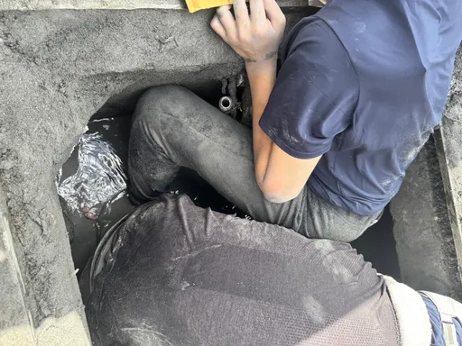 铲子超人救灾卡60公分深水沟 不让「挖土机超人」憾事重演!速速救出送医