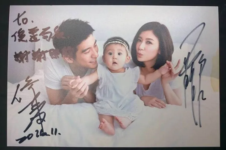 當年修杰楷特地在退伍前夕，前往服勤的新北市民政局辭行，送上與妻子賈靜雯和女兒咘咘的簽名照。翻攝畫面