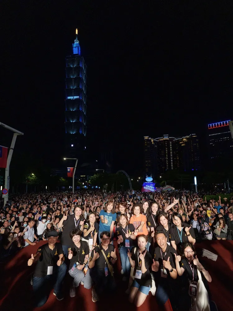 賈永婕和現場民眾大合照。翻攝「賈永婕的跑跳人生」臉書