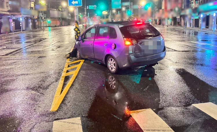 小客車不明原因自撞。警方提供