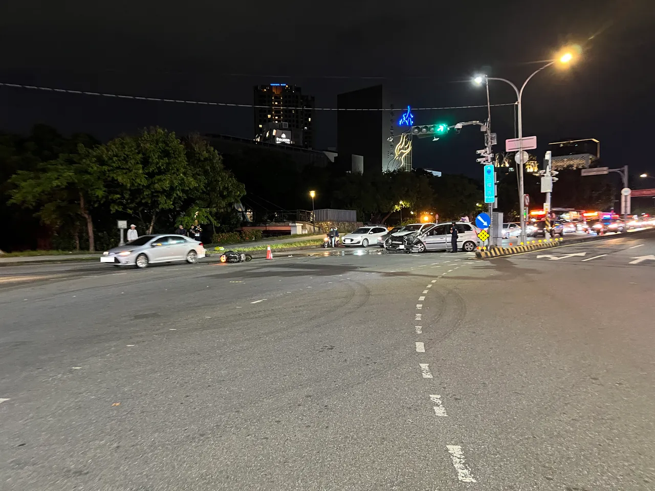 陈男酒测值超过1.0mg/L,已经明显超标,还载著同事上路,酿成4人轻重伤。翻摄照片