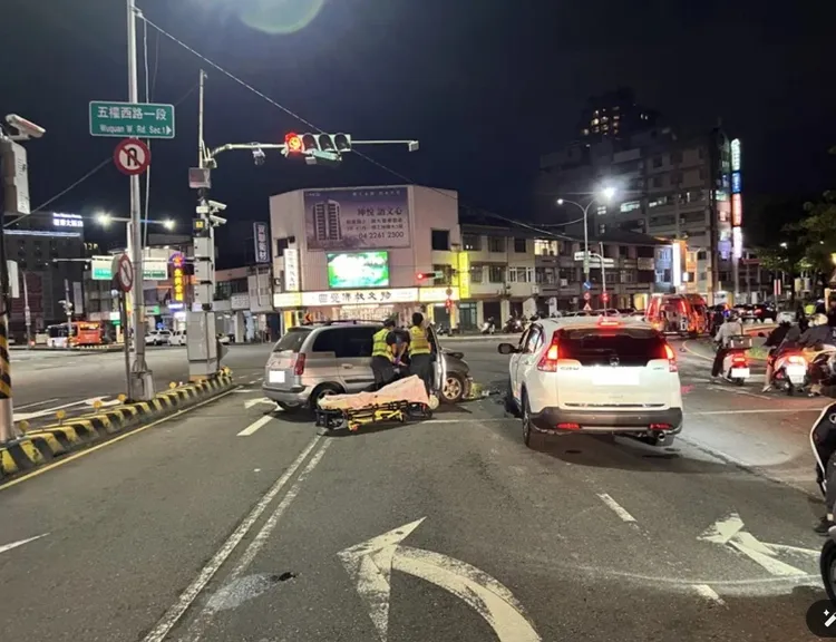 陈男从工地下班前「喝一杯」还上路,在中市西区五权路口失控冲向对面车道,波及轿车、机车,自己也骨折送医。翻摄照片