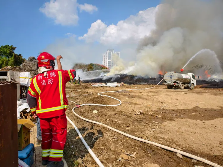 消防人員灌救。新竹縣消防局提供