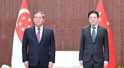 中国国务院总理李强(左)到访新加坡,并与新加坡总理黄循财会面。翻摄新华网