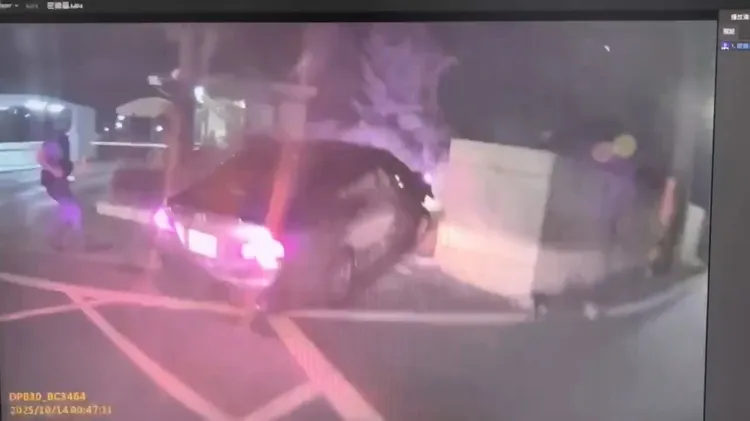 車手駕車逃逸，自撞社區圍牆。翻攝畫面