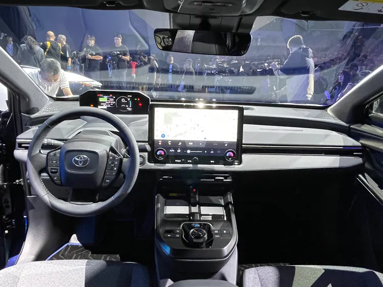 內裝薄型儀錶台搭配細長出風口營造開闊視覺，並升級14吋多媒體主機、雙無線充電座與4組USB-C插孔，另新增V2L外部供電功能。林浩昇攝