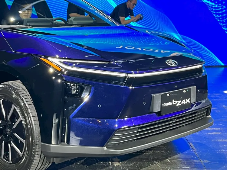 新款bZ4X採用新世代Hammerhead車頭設計，分離式頭燈造型更具未來感，並升級AHS智慧型遠光燈自動遮蔽功能。周奕豪攝