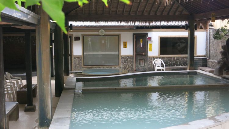 台女赴日泡湯遭偷窺 旅館稱「他可能在捉蟲」!她氣炸:我像獨角仙嗎