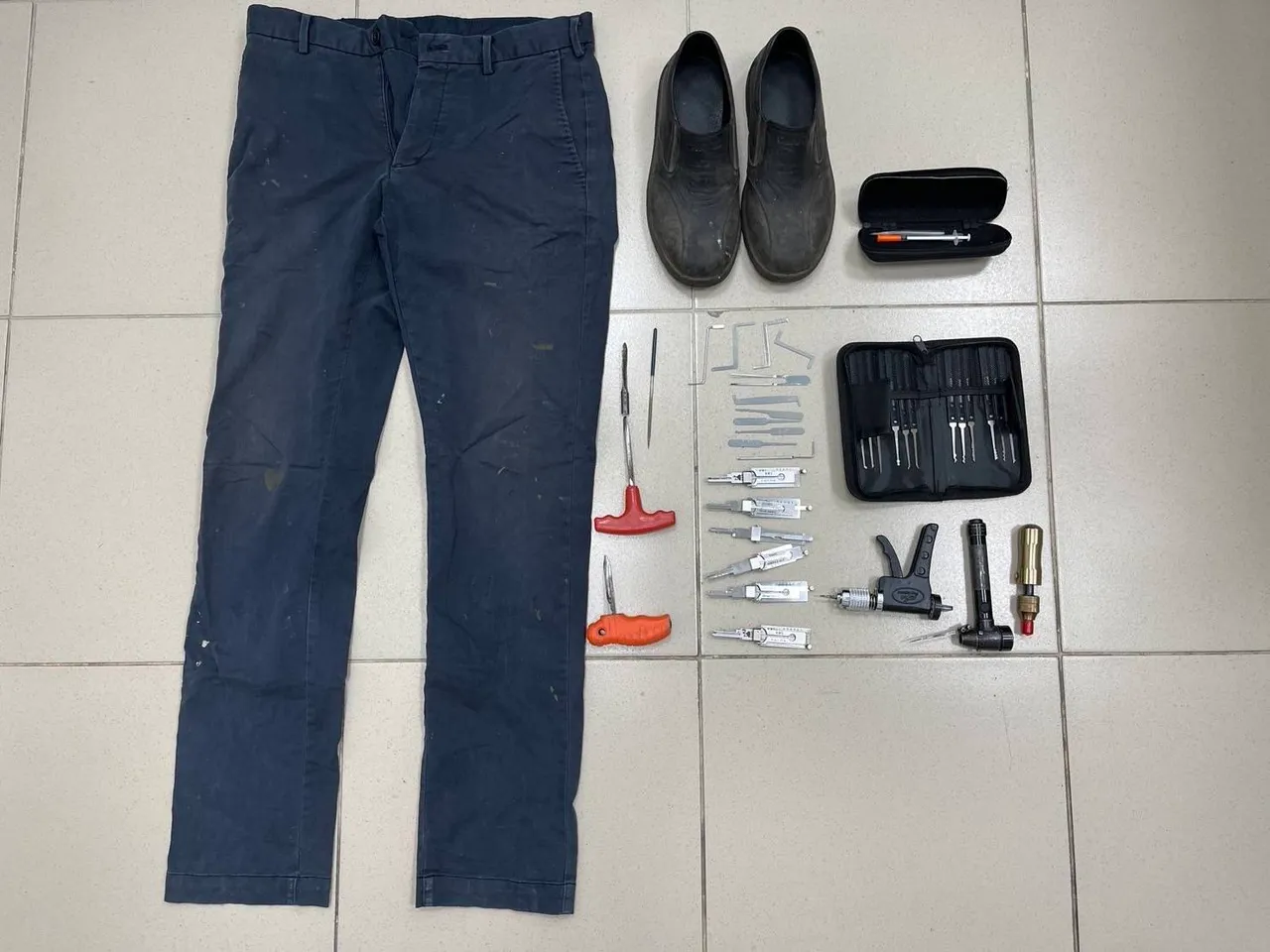 警方查扣犯案工具及衣著。新湖警分局提供