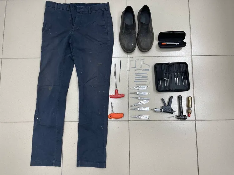 警方查扣犯案工具及衣著。新湖警分局提供