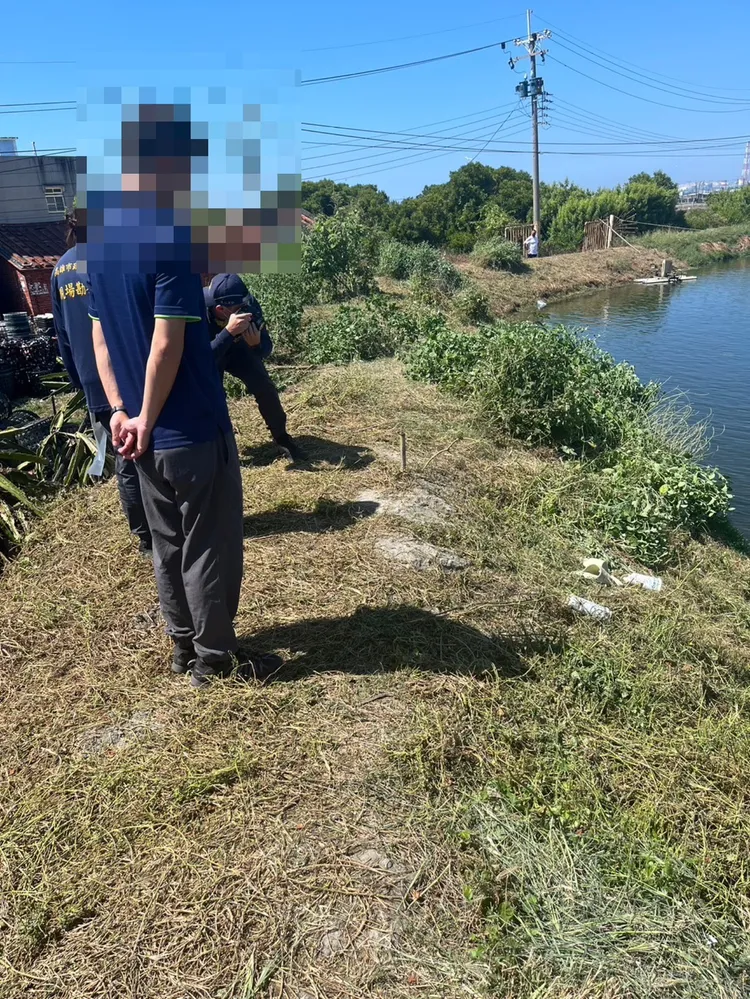 警消打撈搜尋黃男。翻攝畫面