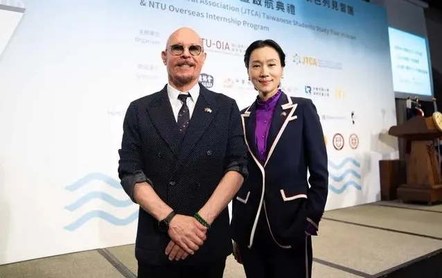 薛智伟与坣娜感情深厚。翻摄薛智伟坣娜犹台文化交流协会脸书