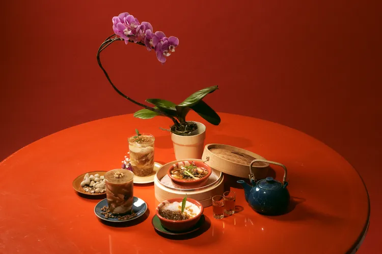 兩人師承日本老師傅的手工豆花巧妙結合南洋叻沙、花椒辣油、威士忌等不同料理元素，創造出令人驚豔的「甜」、「鹹」與「燃」等三大系列豆花料理。業者提供