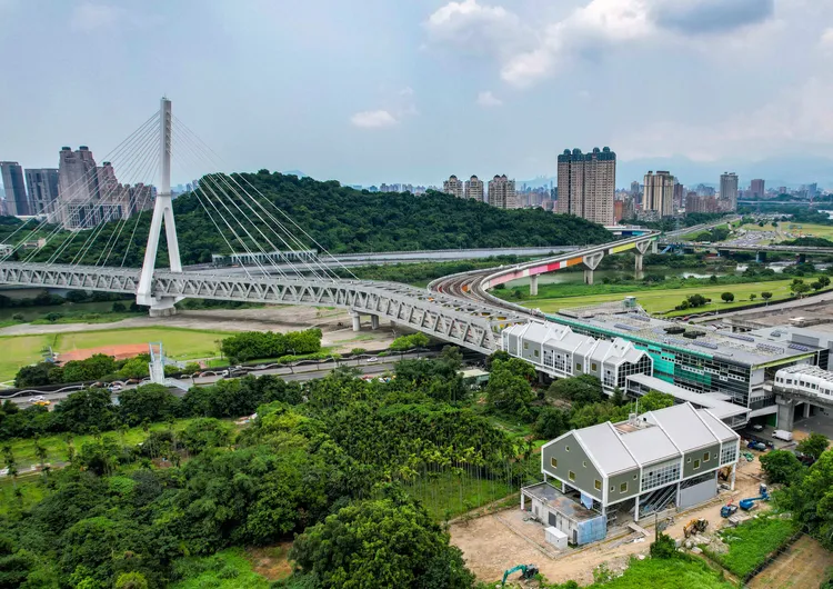輕軌高架車站導入AI派梯。捷運局提供