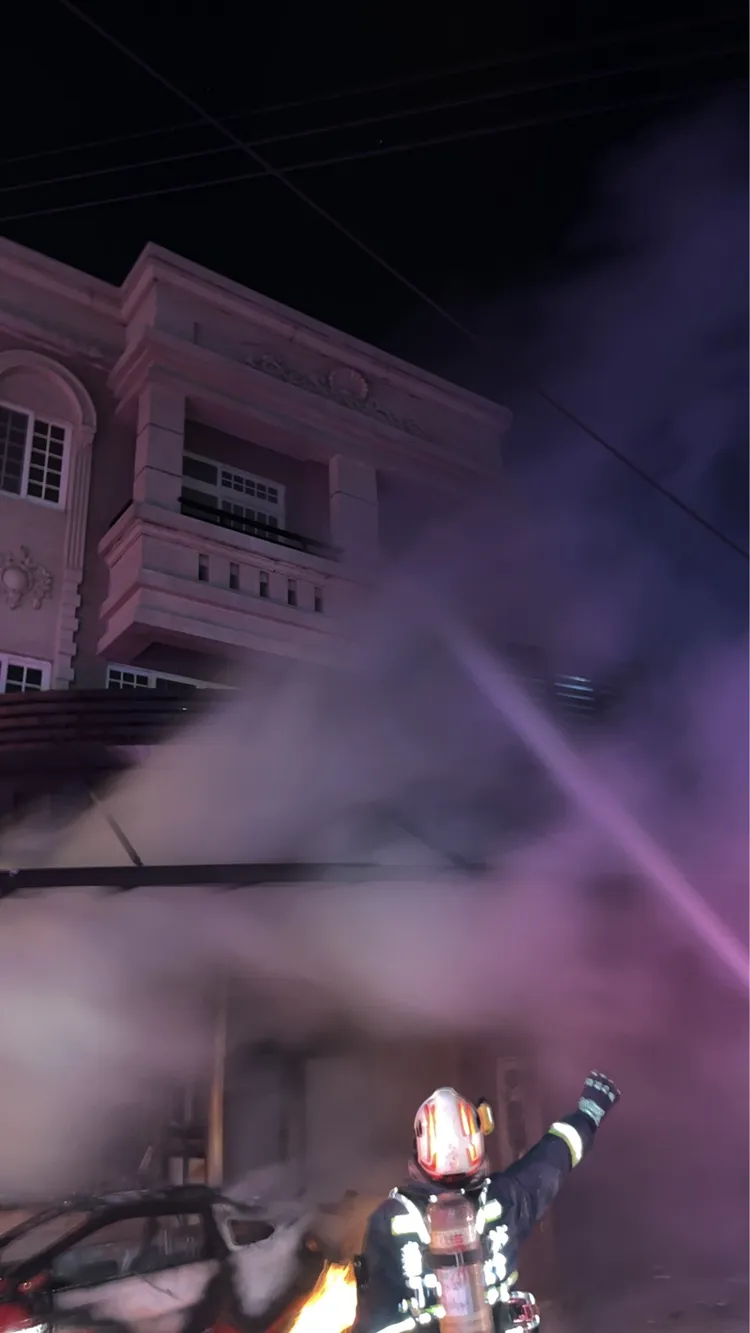 消防人員積極滅火。民眾提供