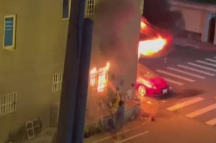 台中市沙鹿區光明街民宅火警,火勢從1樓竄燒波及路邊轎車。民眾提供