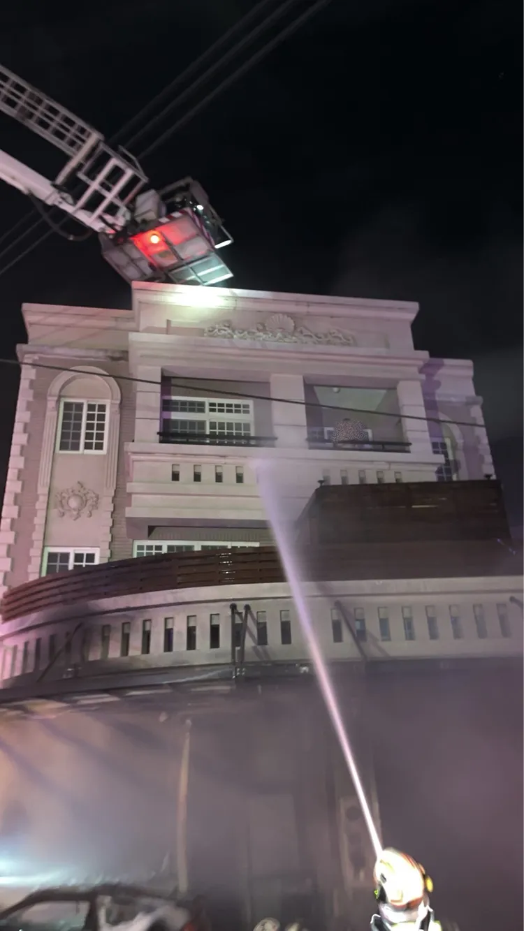 台中市消防局以雲梯車救人。民眾提供