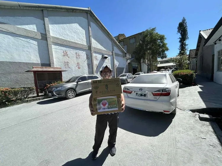 彰化分署的鏟子超人將襪子送至災區。彰化分署提供