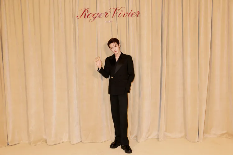 檀健次現身ROGER VIVIER全新總部。品牌提供