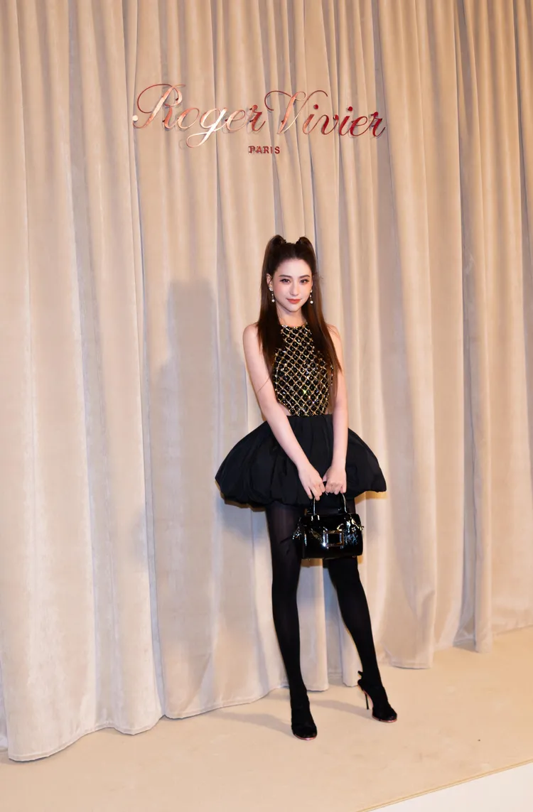 何超蓮換上水鑽背心搭配方扣包華麗現身。品牌提供