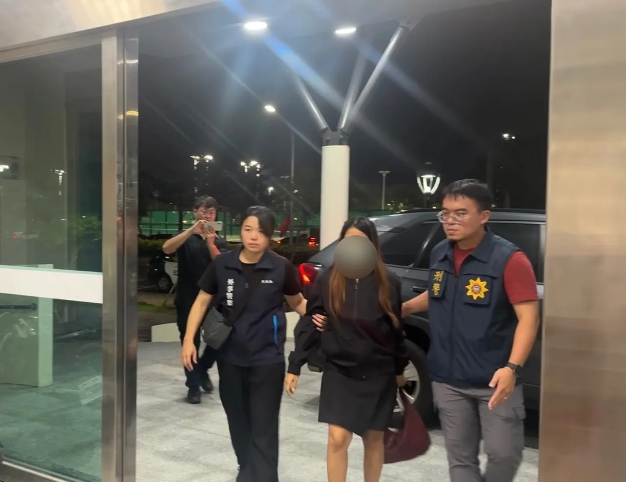 女看护到案后坦承新生儿是她所产下。翻摄画面