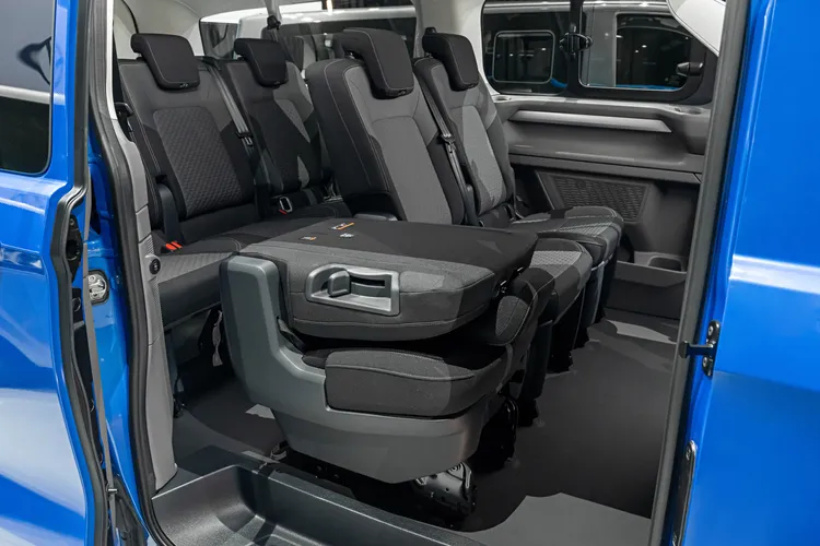 內裝配置針對商務接待需求設計，包含可靈活調整的第二、三排座椅。業者提供