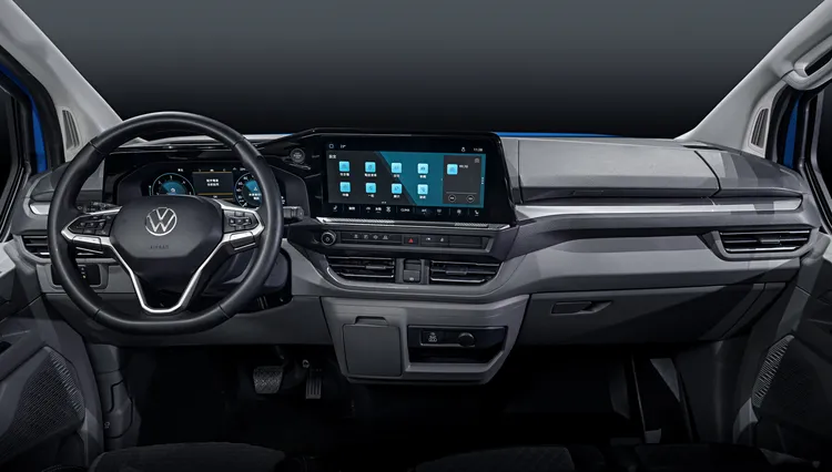 車室全面數位化升級，標配12吋數位儀表與13吋中控觸控螢幕，支援最新車載系統與多媒體功能。業者提供